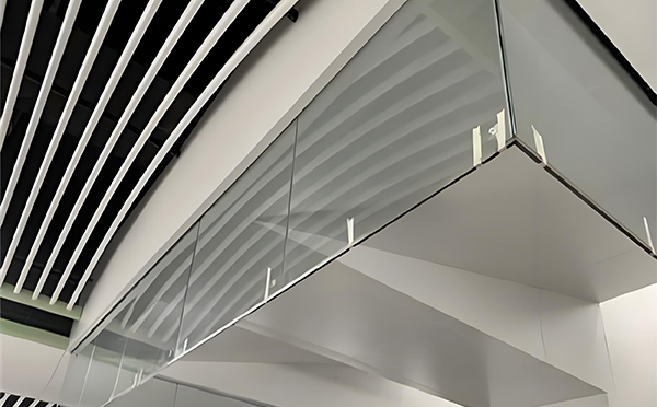 刚察玻璃挡烟垂壁