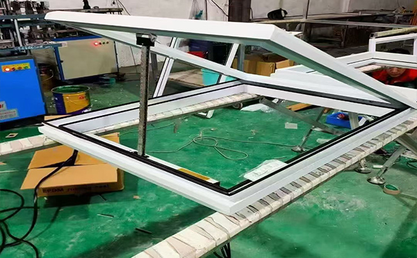 某地下车库出入口刚察排烟窗配置工程