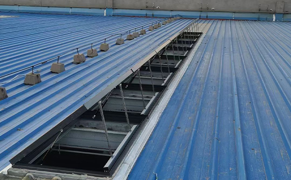 某城市大型商业综合体中庭刚察排烟窗工程