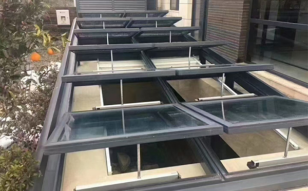 某轨道交通车辆维修车间刚察排烟窗应用