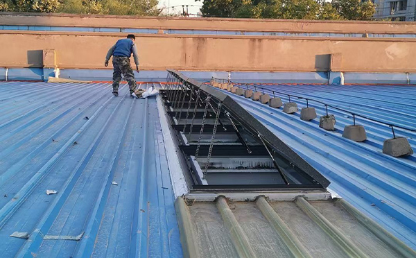 某区域性物流仓储中心刚察排烟窗系统安装项目