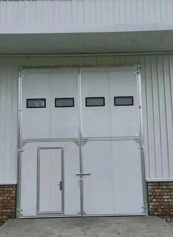 刚察工业门在设备装配车间出入口的实施记录