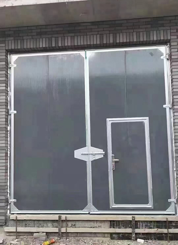 刚察工业平开门在大型设备制造车间的应用实例