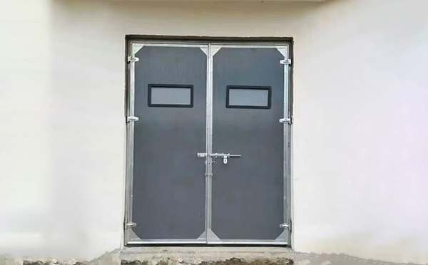 刚察工业门在高温作业区域的运行表现